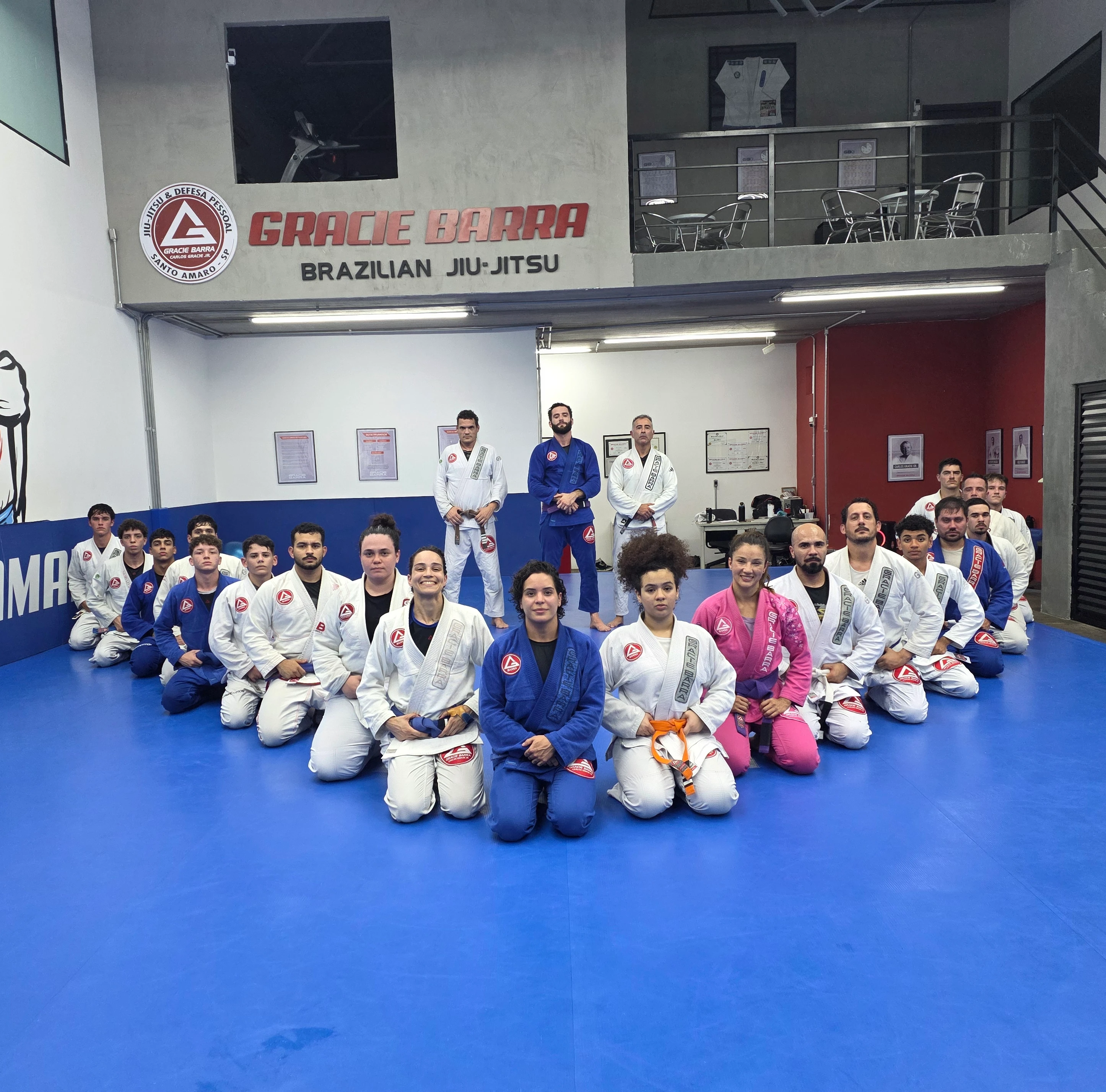 Alunos treinando Jiu Jitsu